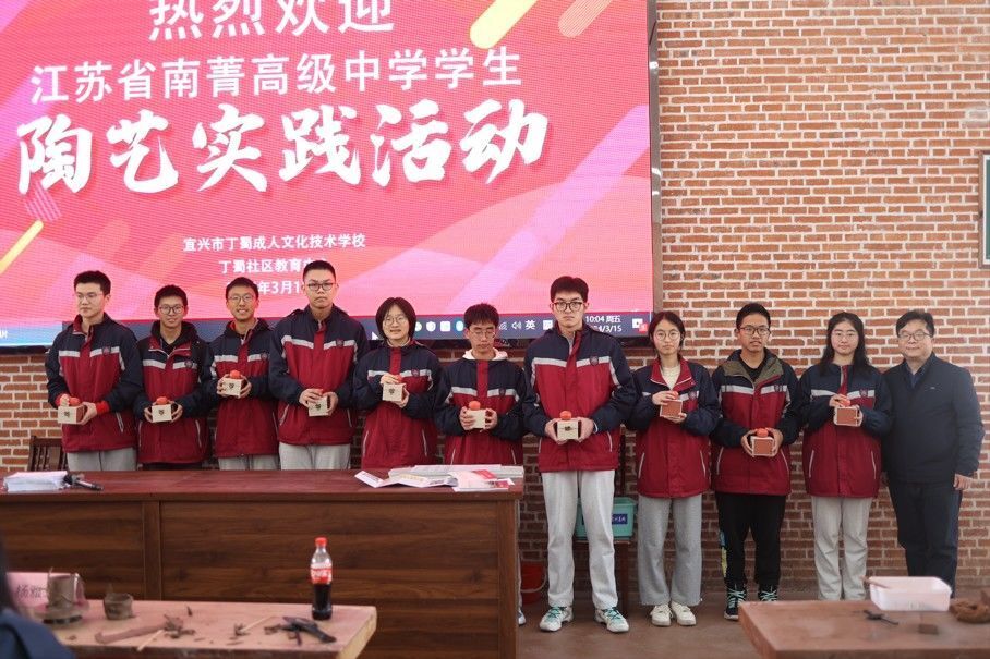 当日,有着142年办学历史的著名高中——江苏省南菁高级中学近千名学生