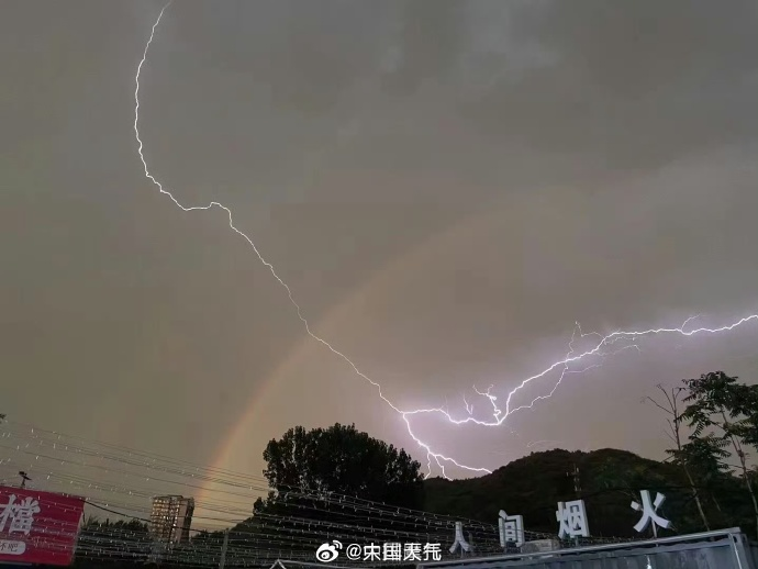 今晚的北京电闪雷鸣,你拍到了吗?