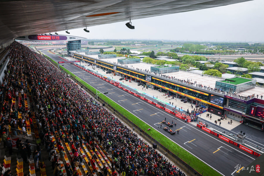 f1上海站第二个比赛日,观众玩起人浪
