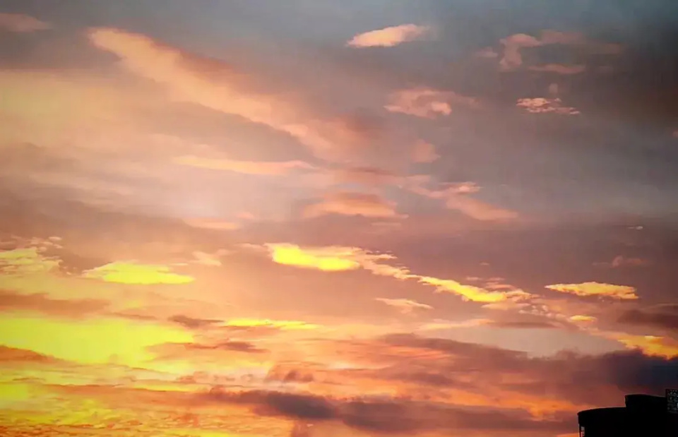 云南楚雄和大理两地惊现壮丽版本火烧云美景 仰望苍穹云岭天际金云