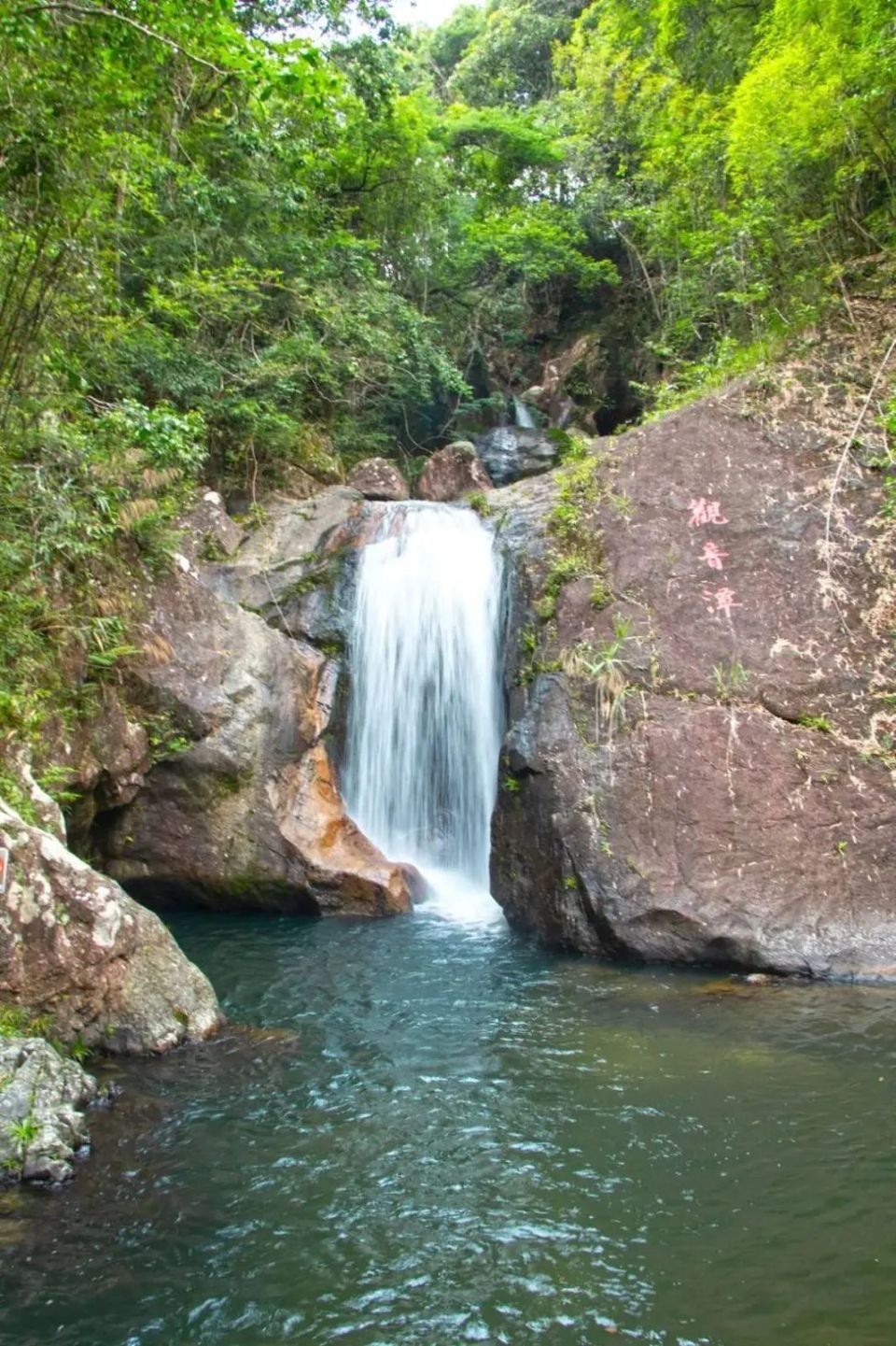 惠州南昆山!888元抢大观5房7-8床别墅,温泉 泳池 ktv等