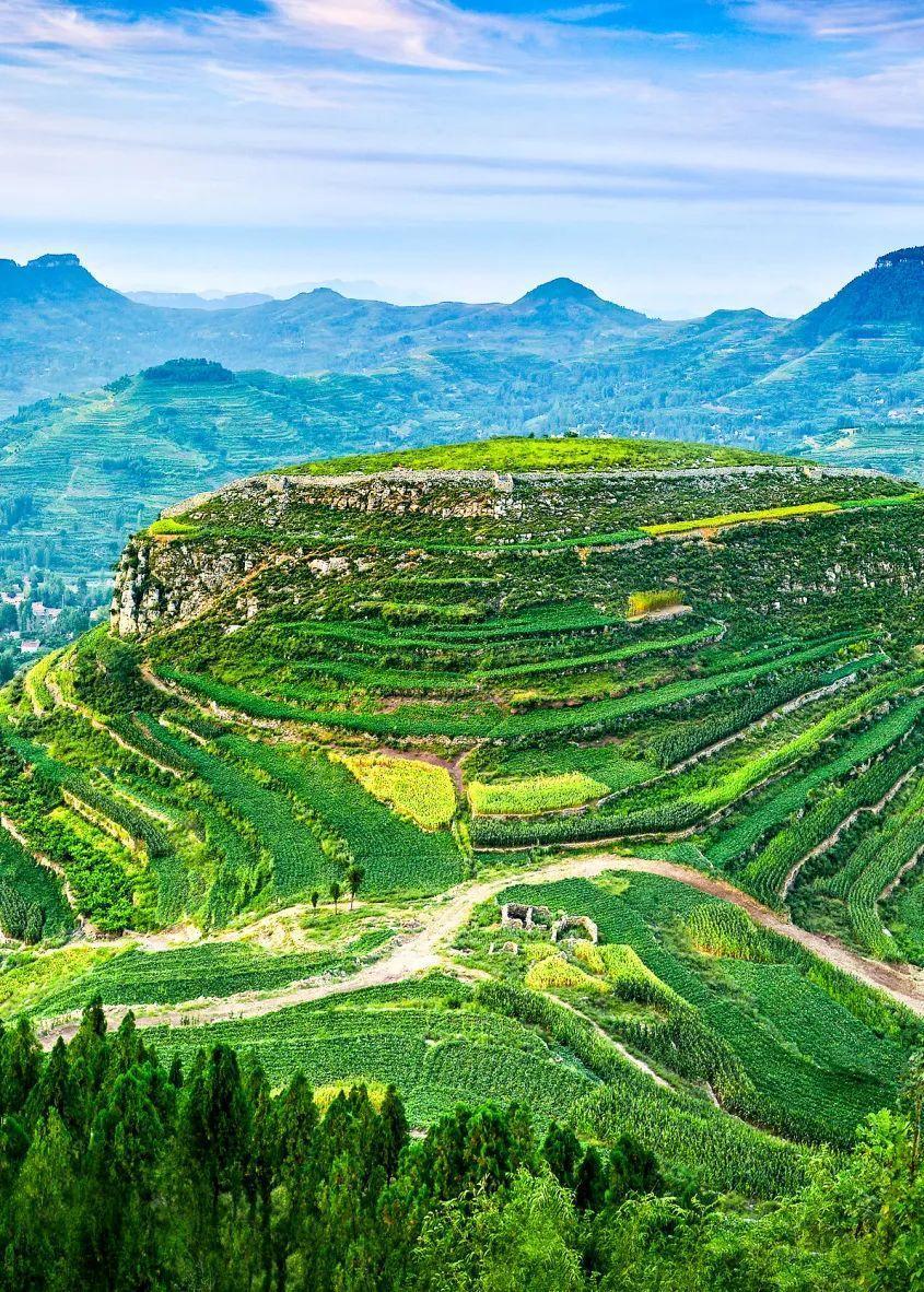 岱崮地貌旅游区,被誉为"天然的地质博物馆",阳光洒落在这片古老而神秘