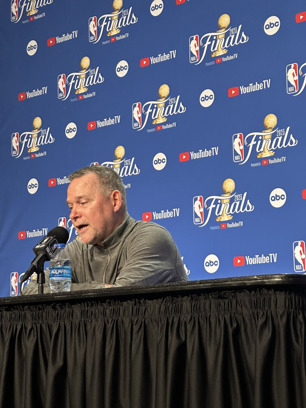 赛后,掘金主教练迈克-马龙表示,"现在还不是庆祝的时候,我们还啥都不