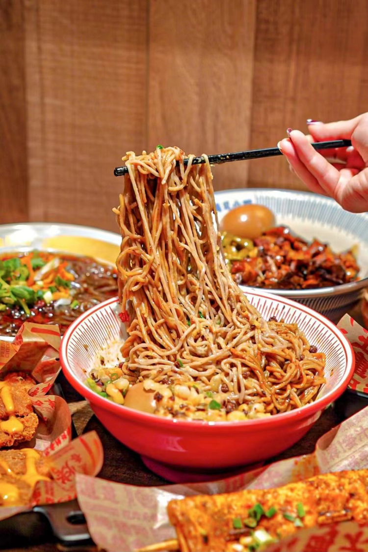 2014年,"孟非的小面"火遍大江南北,遇见小面创始团队认为重庆小面这个