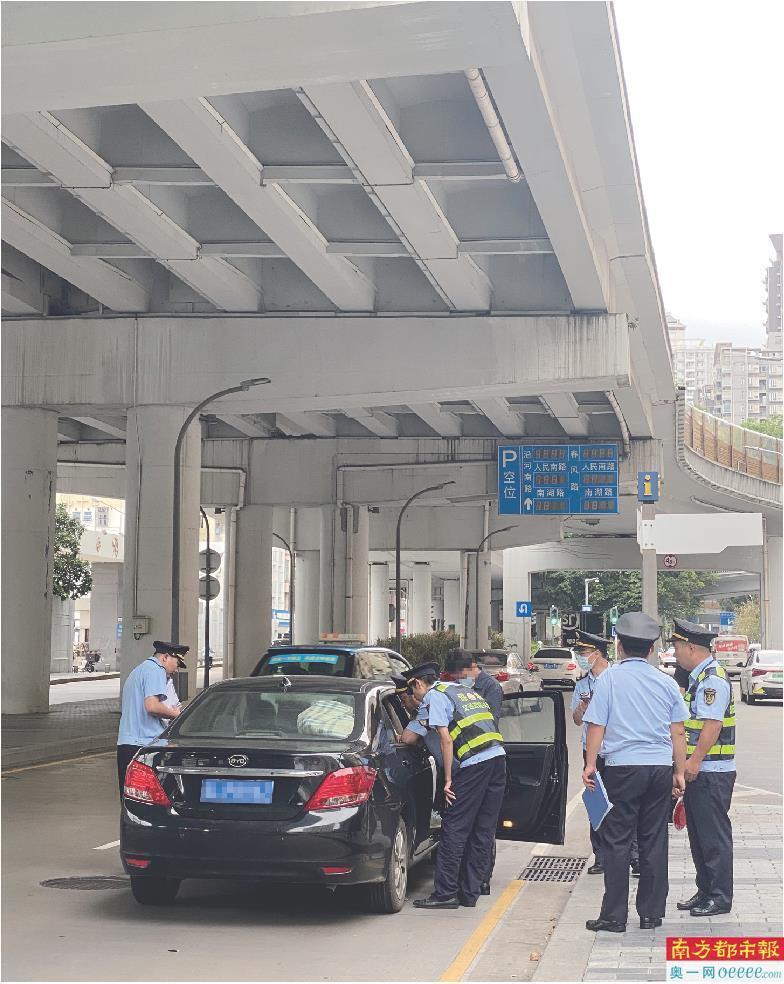 被曝光后揽客人员仍出没 交通部门现场执法遭围观_腾讯新闻