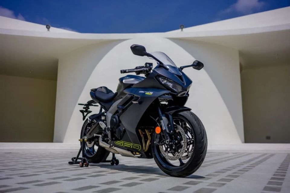 目前,凯旋还没有公布daytona 660的详细参数表,如果按照国外的数据,20
