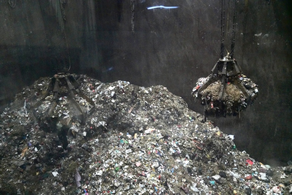 垃圾焚烧发电厂里巨大的垃圾储存池.