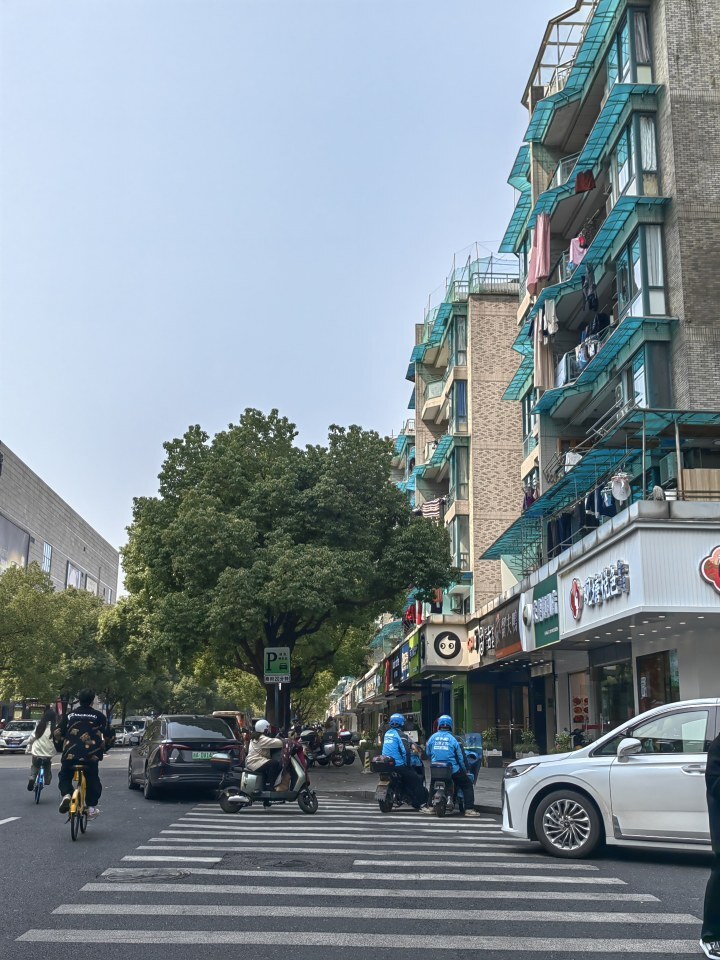 杭州市中心这条街渴晕过人吗?不到100米开了17家奶茶店_腾讯新闻