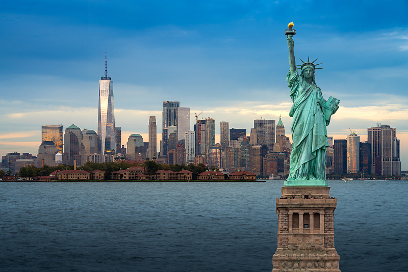 自由女神像和纽约市中心的天际线全景图,前景是埃利斯岛