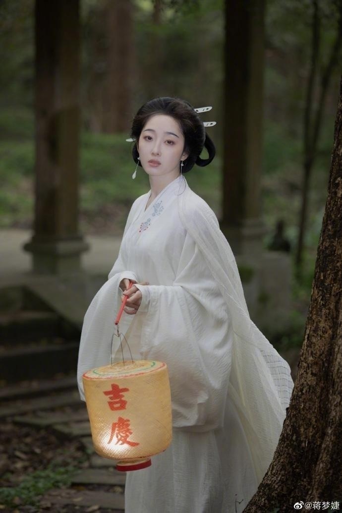 2010年新版《红楼梦》播出,蒋梦婕扮演林黛玉引发关注.