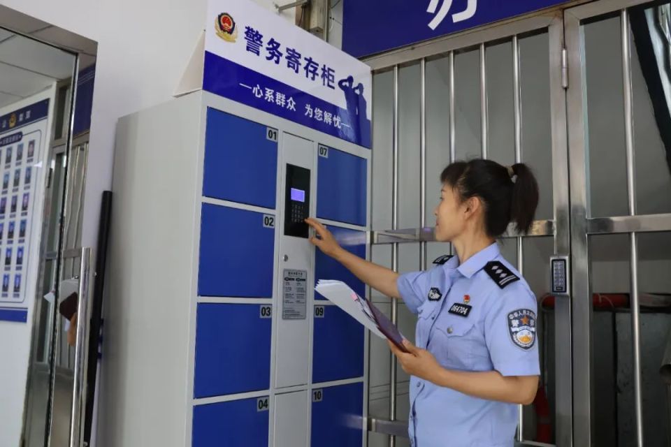 为了更好地服务群众,双滦公安在辖区7个派出所户籍业务大厅都安装启用
