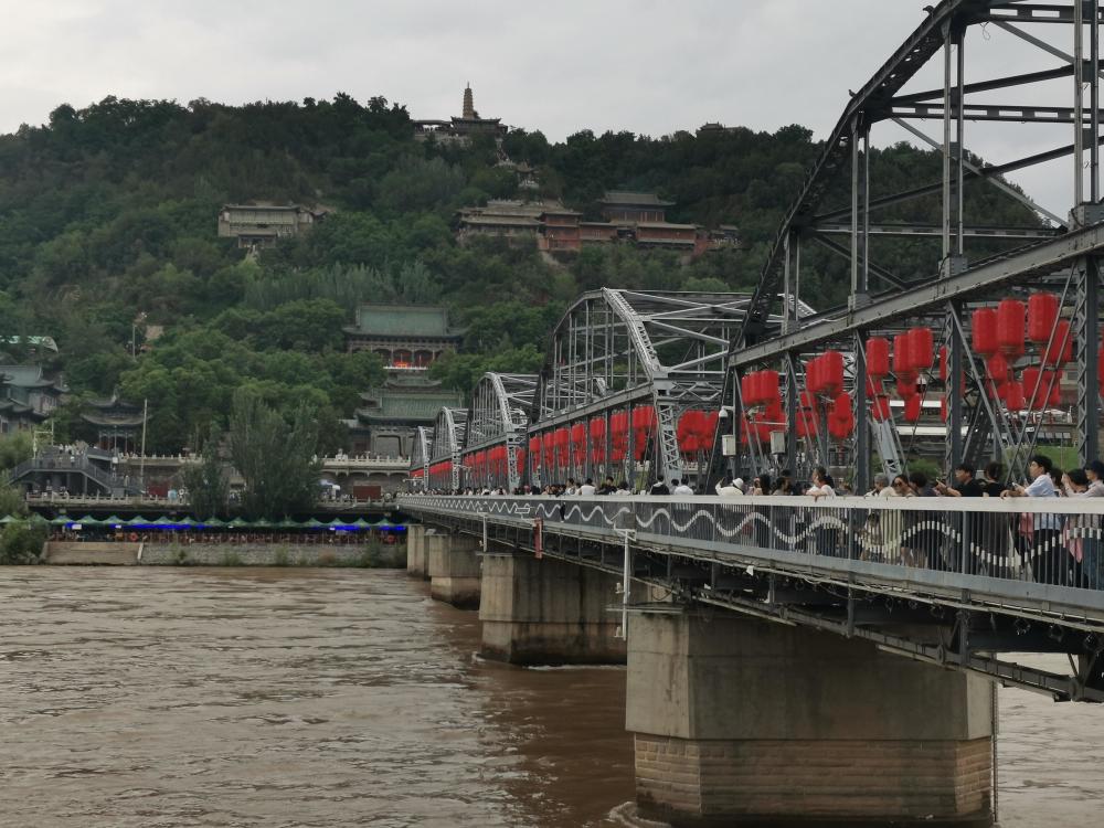 兰州黄河风情线成为小长假市民游客避暑胜地