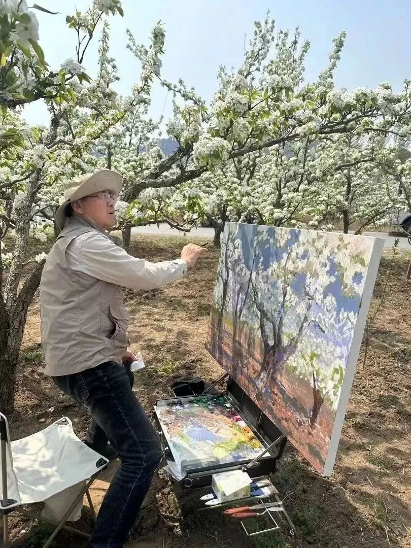 会委员,北方油画院名誉院长孙浩把绘画地点选在了医巫闾山的半山腰上