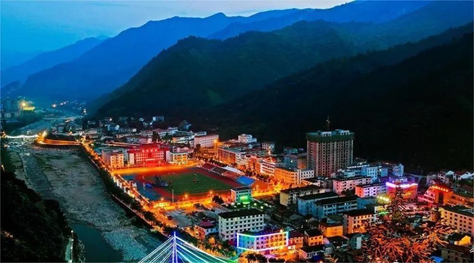 佛坪县城夜景佛坪秦岭深处的一颗璀璨明珠在青山绿水间书写出一份亮丽