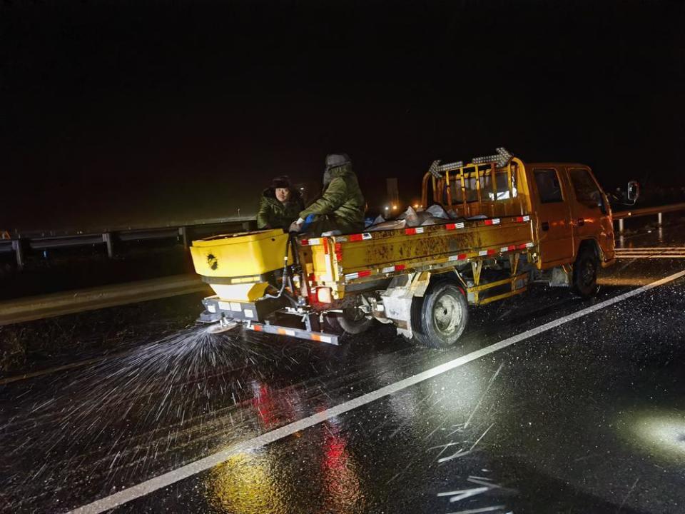持续雨夹雪，粤赣高速“一路多方”联手护航省际车辆！_腾讯新闻