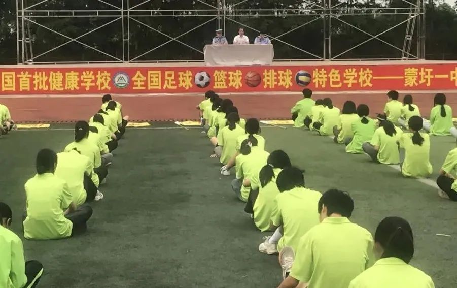 近日,桂平市公安局开展形式多样的法治教育进校园活动,结合中学生年龄