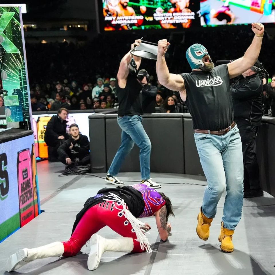 当桑托斯被神秘人雷尔的619以及安德拉德的旋转飞扑击中后,拉丁秩序和