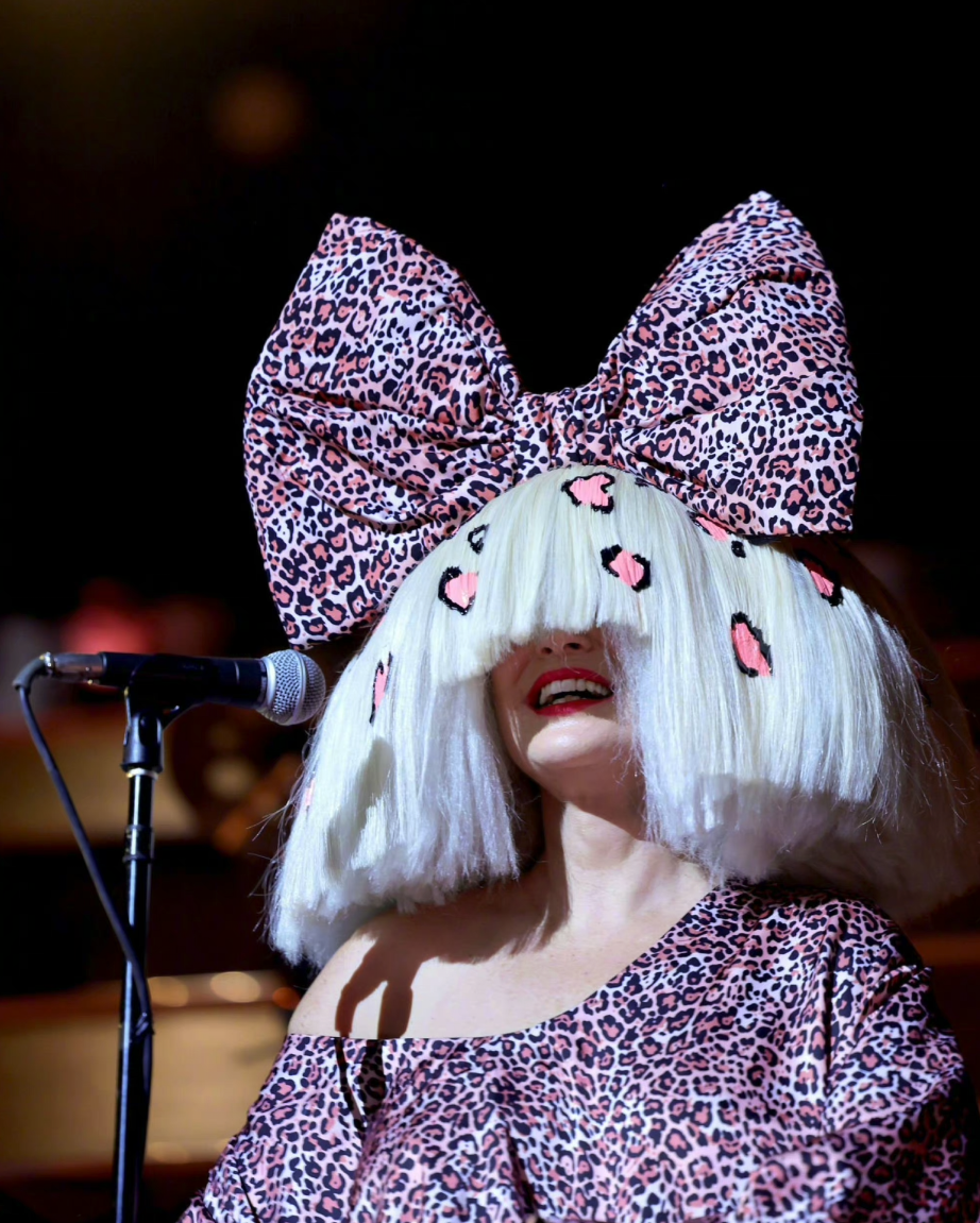 因为sia通常出现在大家面前时是这样的:光看sia本人和婚礼现场的照片