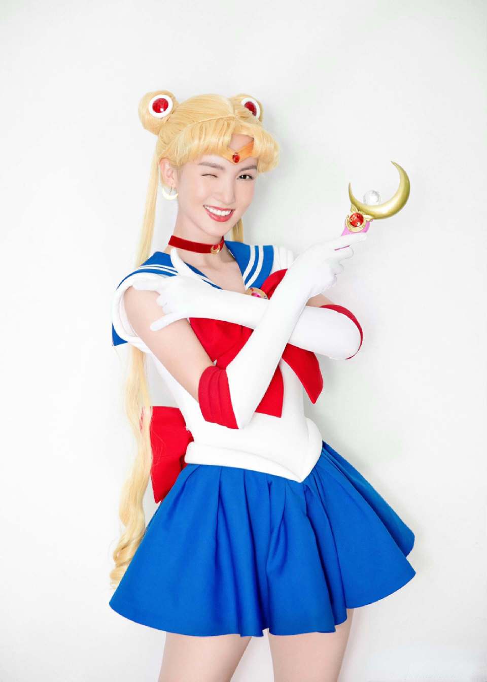 金晨cos王昭君,身穿超短裙,手拿魔法杖,和鞠婧祎气质截然不同