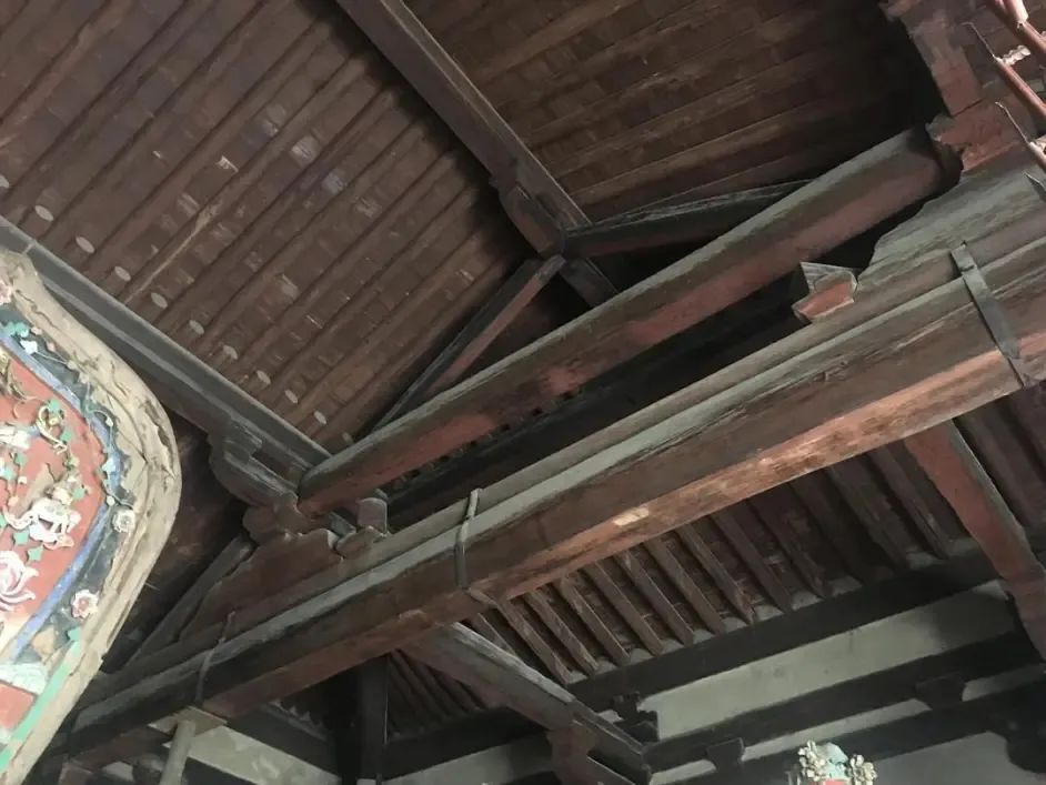 南禅寺大佛殿斗拱全殿由台基,屋架,屋顶三部分组成,共用12根檐柱,殿内