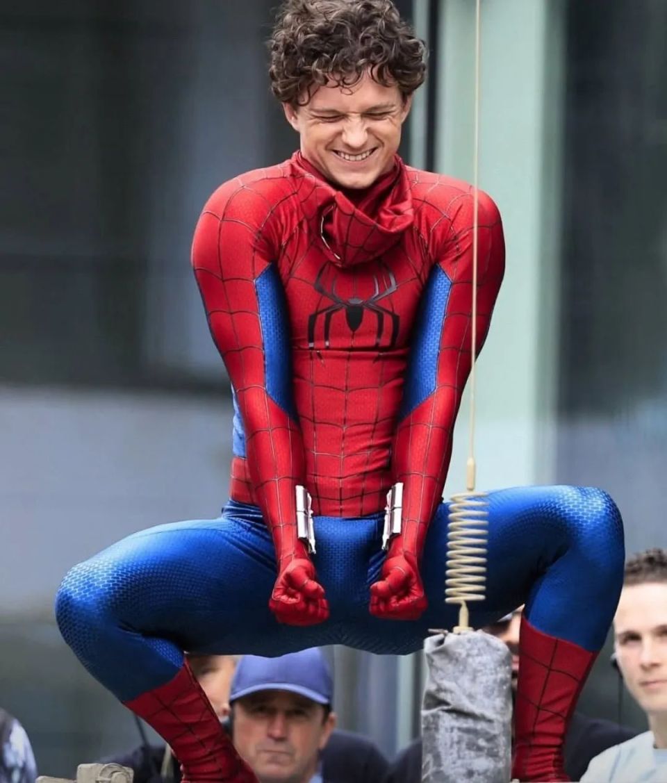荷兰弟分享《蜘蛛侠4》全新片场照!身穿蜘蛛战衣亮相