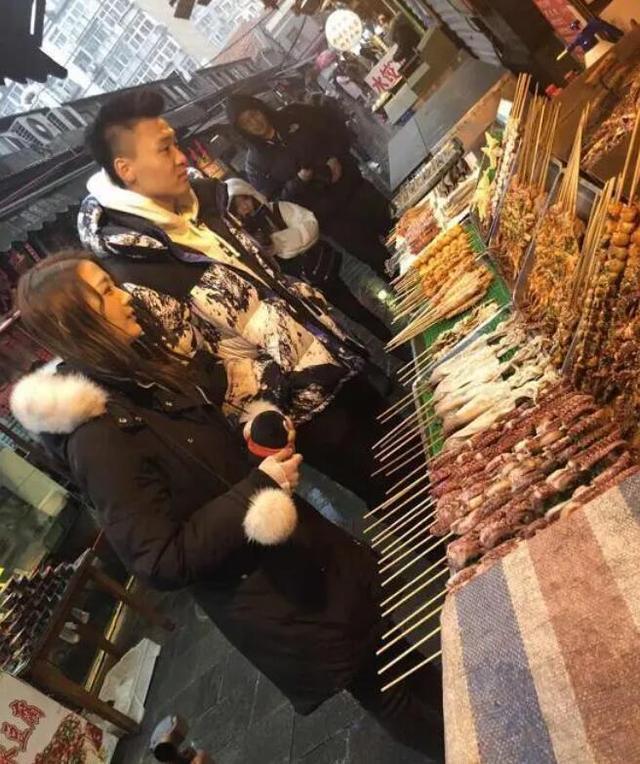 球场之外,赵睿也是许多人羡慕的对象,尤其是在感情方面:第一任绯闻