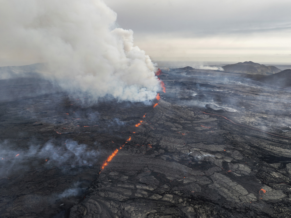 冰岛雷恰角半岛发生火山喷发