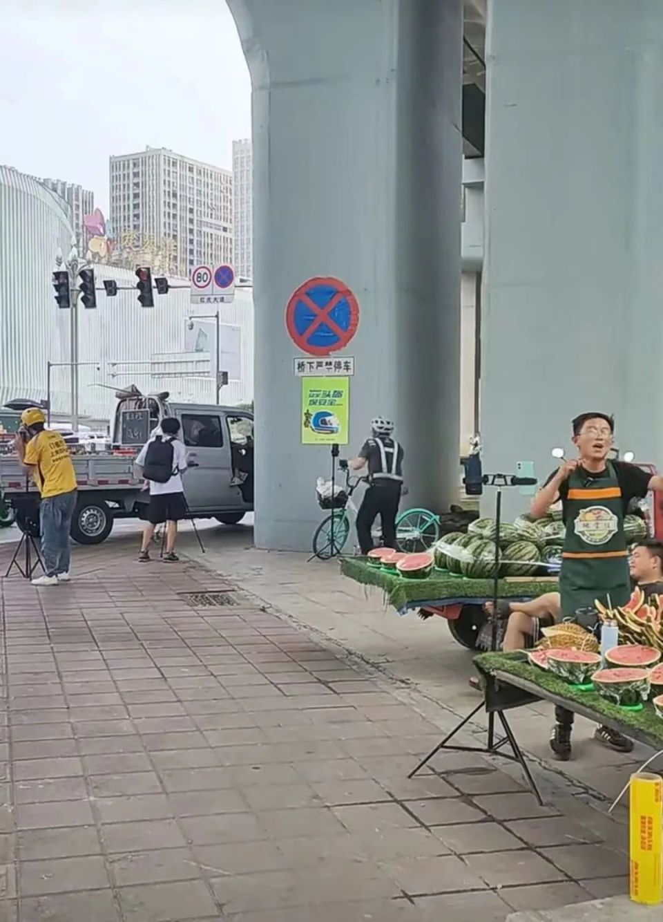 好的参加了"铁人三项":外卖,快递和司机;年纪大一点的参加"吉祥三宝"