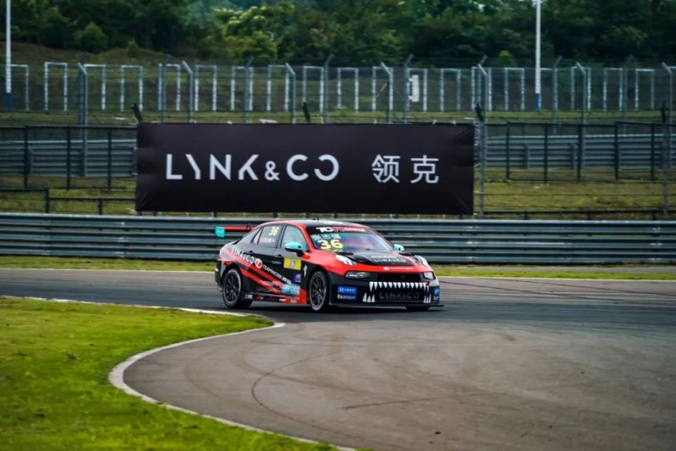 新赛季的豪华参赛阵容带来火热的比赛氛围,而随着中国赛车竞技水平的