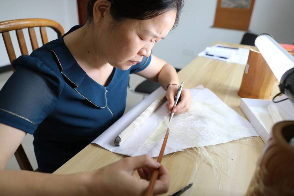 从家庭主妇到龚扇代表性传承人四川自贡巧手乡村女工匠周群英花了16年