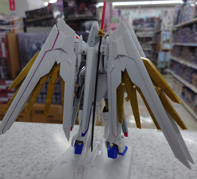 替换部件再现,需要使用贴纸,实体剑的刀身,锷和柄都是独立分件分色,刀