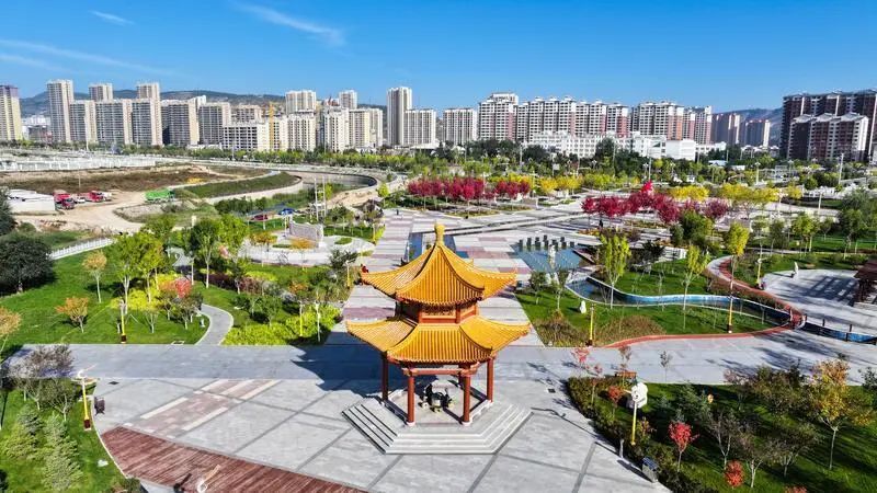 通渭:秋色撩人 公园景色无限美