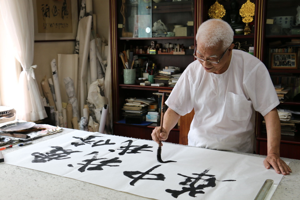 举办绘画义卖展览的画家崔森茂:长城紧紧拴住了我的心