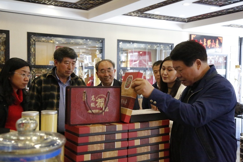 眼下,正值人参交易旺季,在抚松县万良镇的抚松万良人参市场,参香四溢