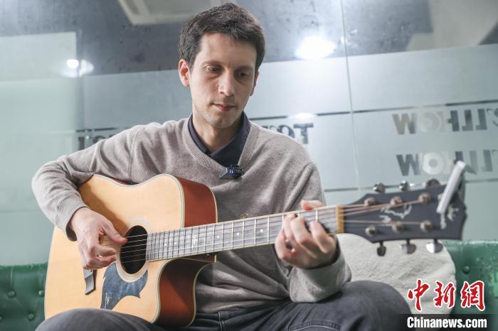 在南昌十余年的法国教师alex:见证中国发展 冀教好每位学生_腾讯新闻