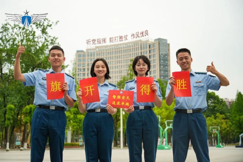 高考倒计时,空军院校学长学姐为考生加油!
