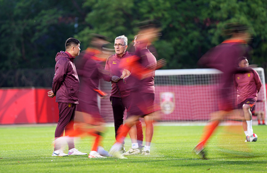 武磊归队国足29人到齐 费南多伤愈参加对抗训练