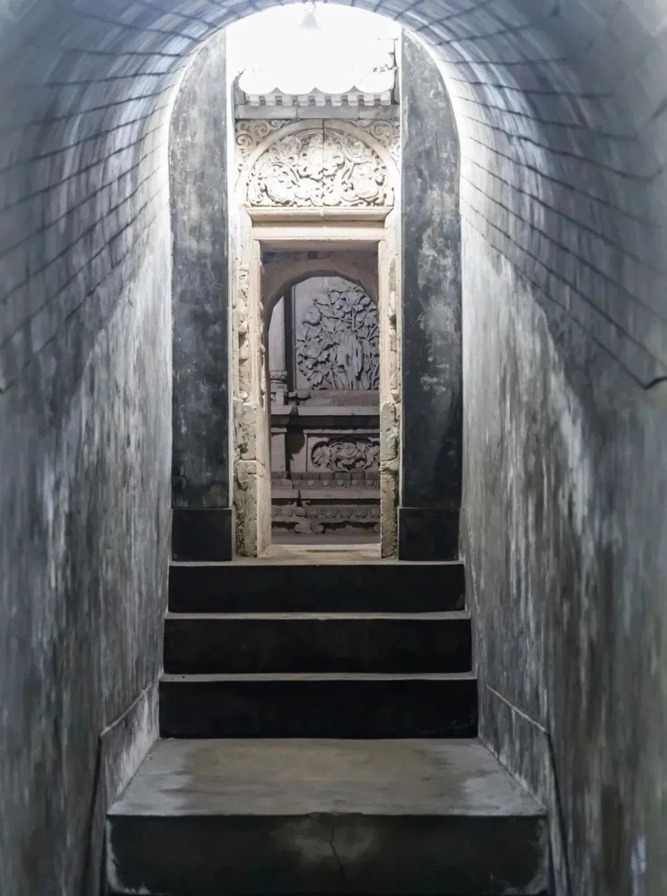 山西运城村民锄地发现800多年前古墓14座,专家打开墓门,一女子竟探出