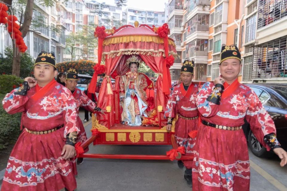南安街头惊现"八抬大轿娶亲"!这场婚礼刷爆朋友圈_腾讯新闻