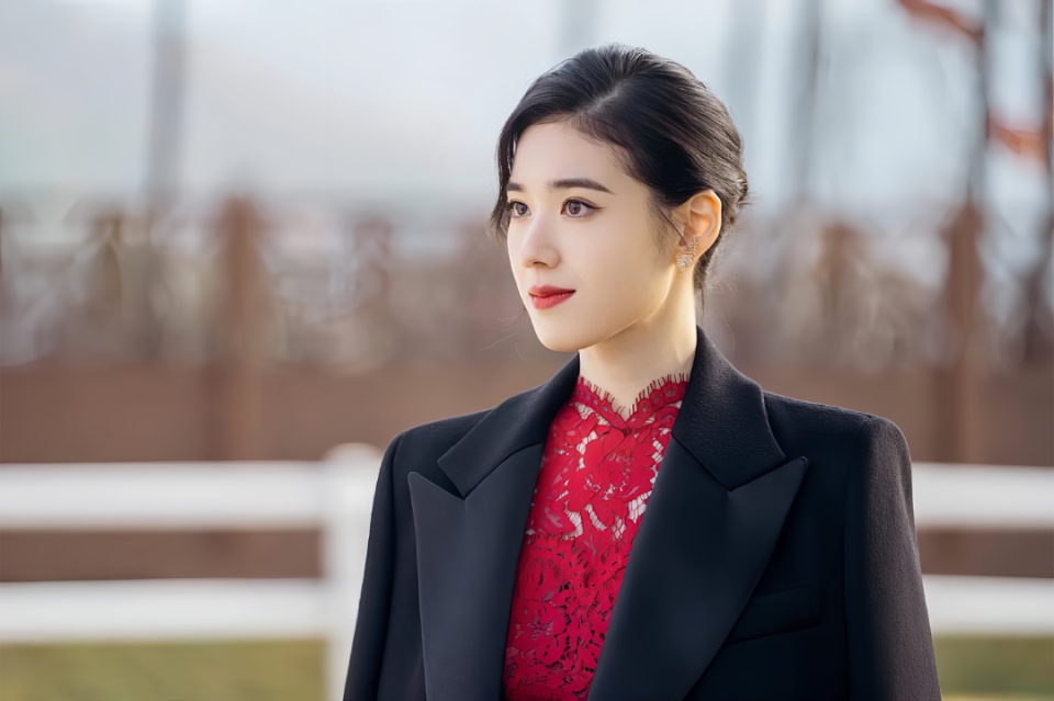 与"批发"韩式鹅蛋脸,幼态脸不同,她属于浓颜系:骨相立体,轮廓棱角分明