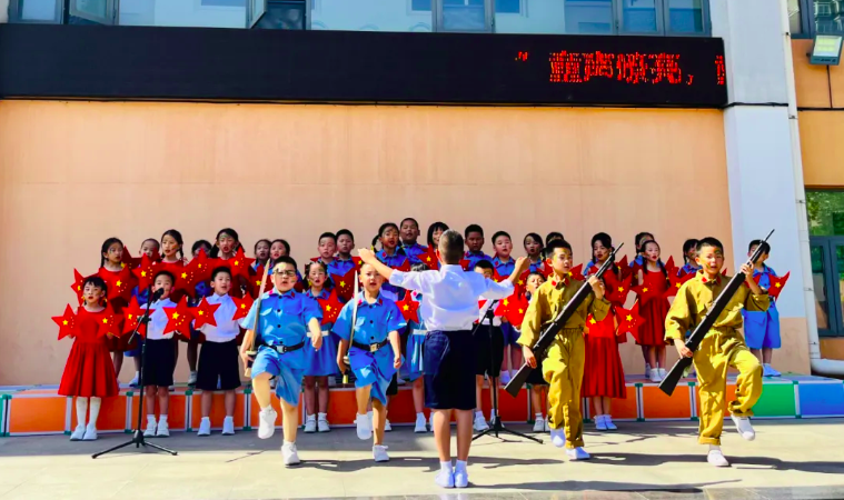 石景山爱乐实验小学伴随热情的阳光,湛蓝的天空,五彩的气球和孩子们的