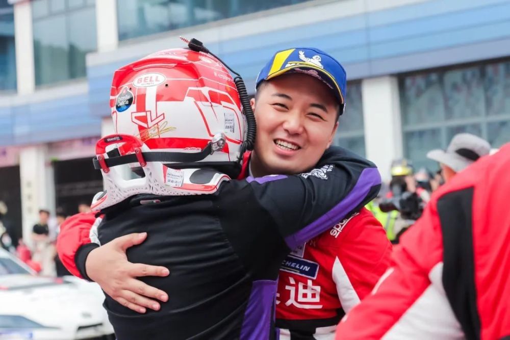 首次组队参赛的absolute racing车队16号孙竟祖/胡博车组在和climax