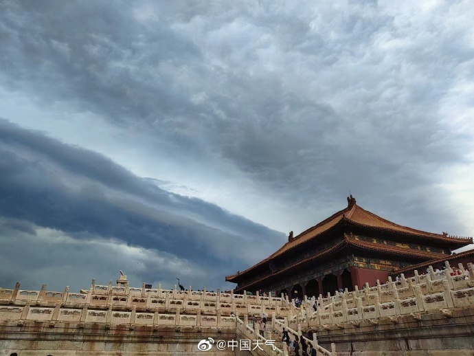 雷雨云团过境北京天空现壮观弧状云