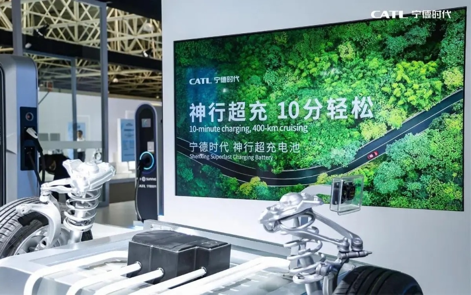 如此广告语,正频繁出现在机场火车站等场所,宁德时代开始更积极地向