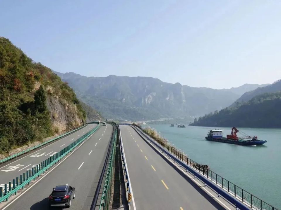 其中自湖北宜昌市南津关到重庆市奉节县白帝城的大部分路段中,国道线