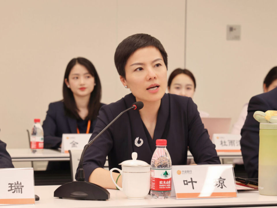 宁波银行杭州分行行长叶琼详细介绍了分行的经营状况,并从持续发展