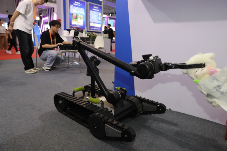 可降解心脏支架智能排爆机器人徐汇高校前沿科技亮相工博会