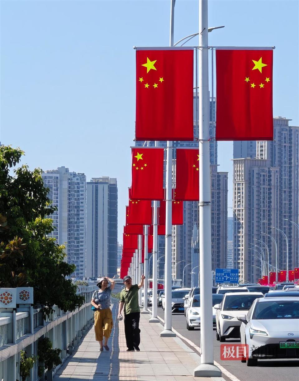 武汉街头飘扬中国红,全城将悬挂4.75万面国旗