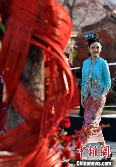福建晋江:"华侨建筑博物馆"上演娘惹服装秀_腾讯新闻
