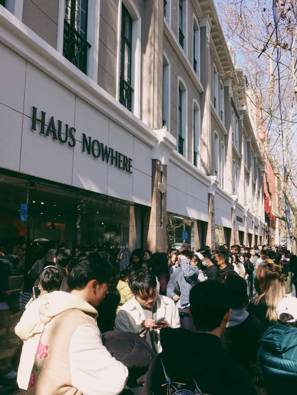 么好嘞,没想到每个周末都人山人海,看伐懂……"经过淮海中路茂名路口